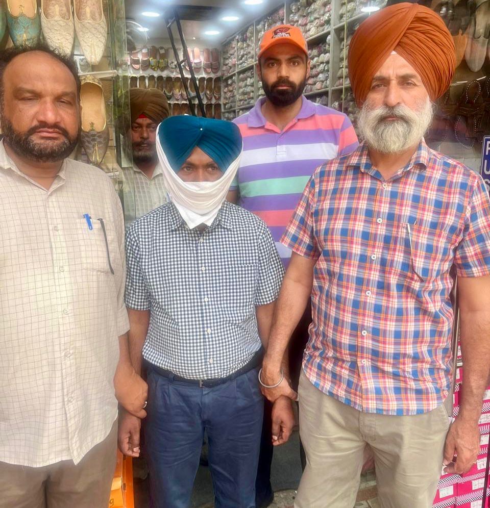 Drive against corruption : VB flying squad nabs PUNBUS Superintendent accepting Rs 20,000 bribe